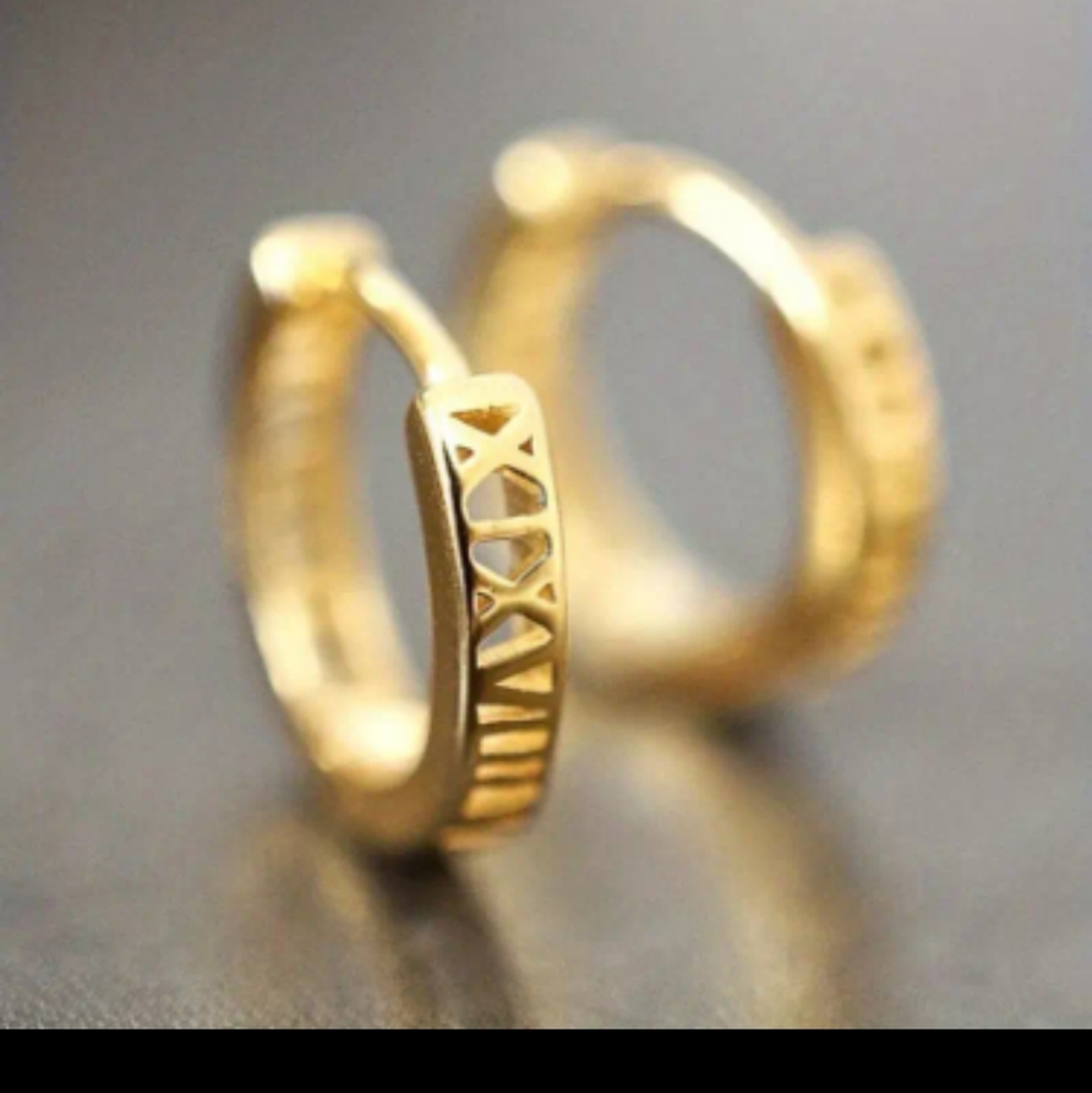 🎊🎊NEW🎊🎊BEAUTIFUL!! Roman Numeral Huggie Hoop Earrings in GOLD Plating